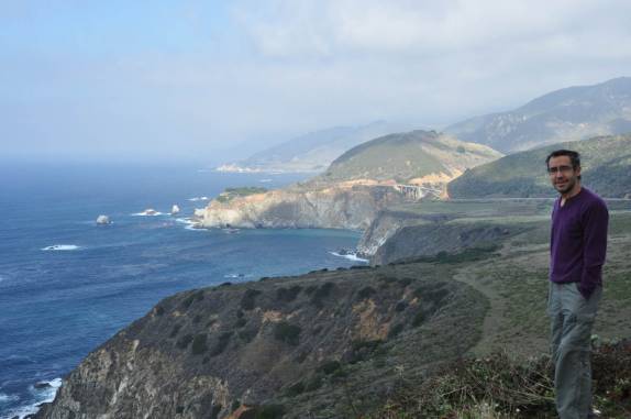 Impressionado com a beleza do Big Sur, ao sul de Carmel, na costa da Califórnia, nos Estados Unidos